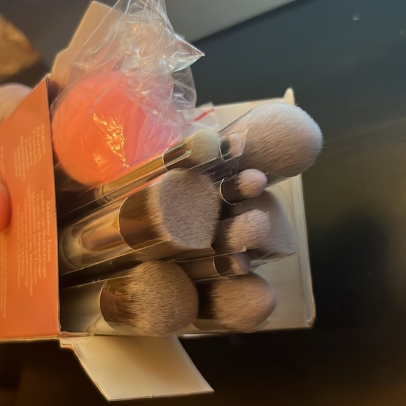 Beakey Beauty Brushes Tools - Picture 3 of 3